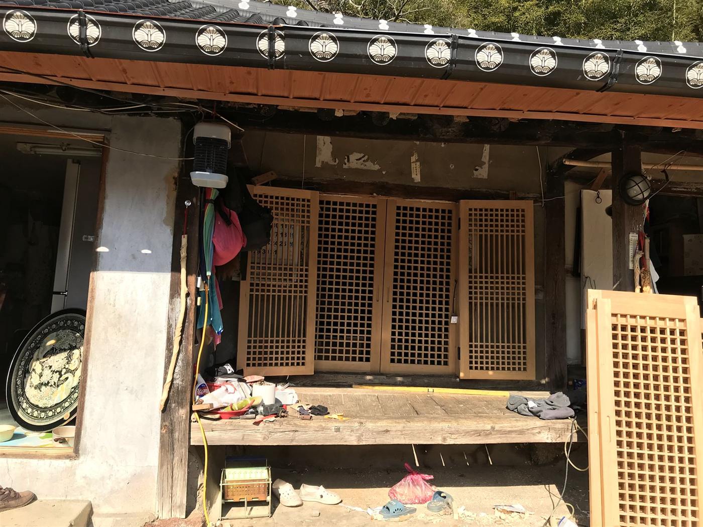 한옥 대청마루와 격자 창호