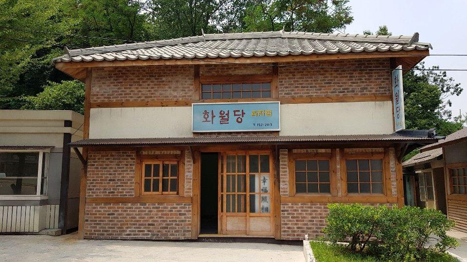 벽돌과 원목 창호의 한옥 건물