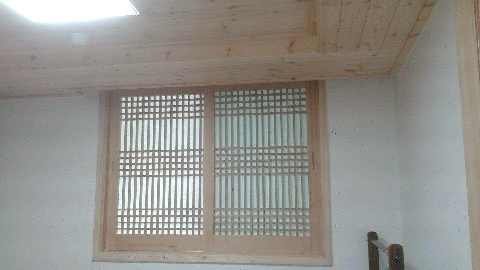 격자 창 거실