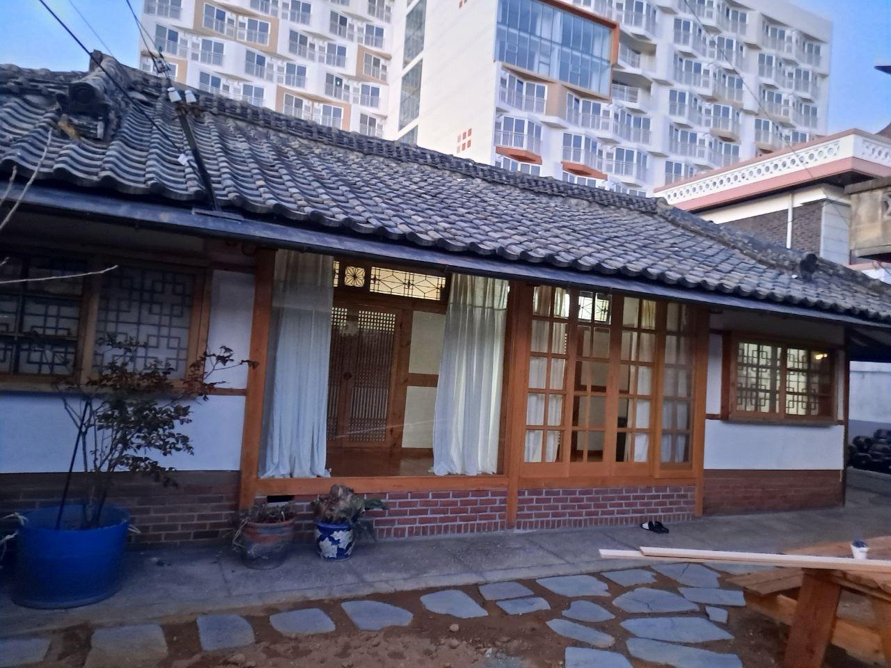 고층 아파트 사이에서 리모델링을 마친 한옥