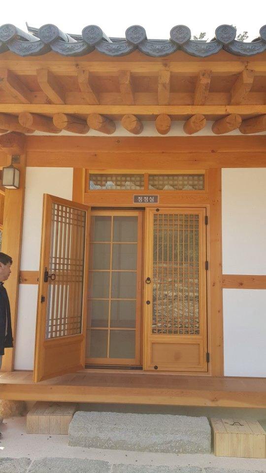 한옥 펜션 현관