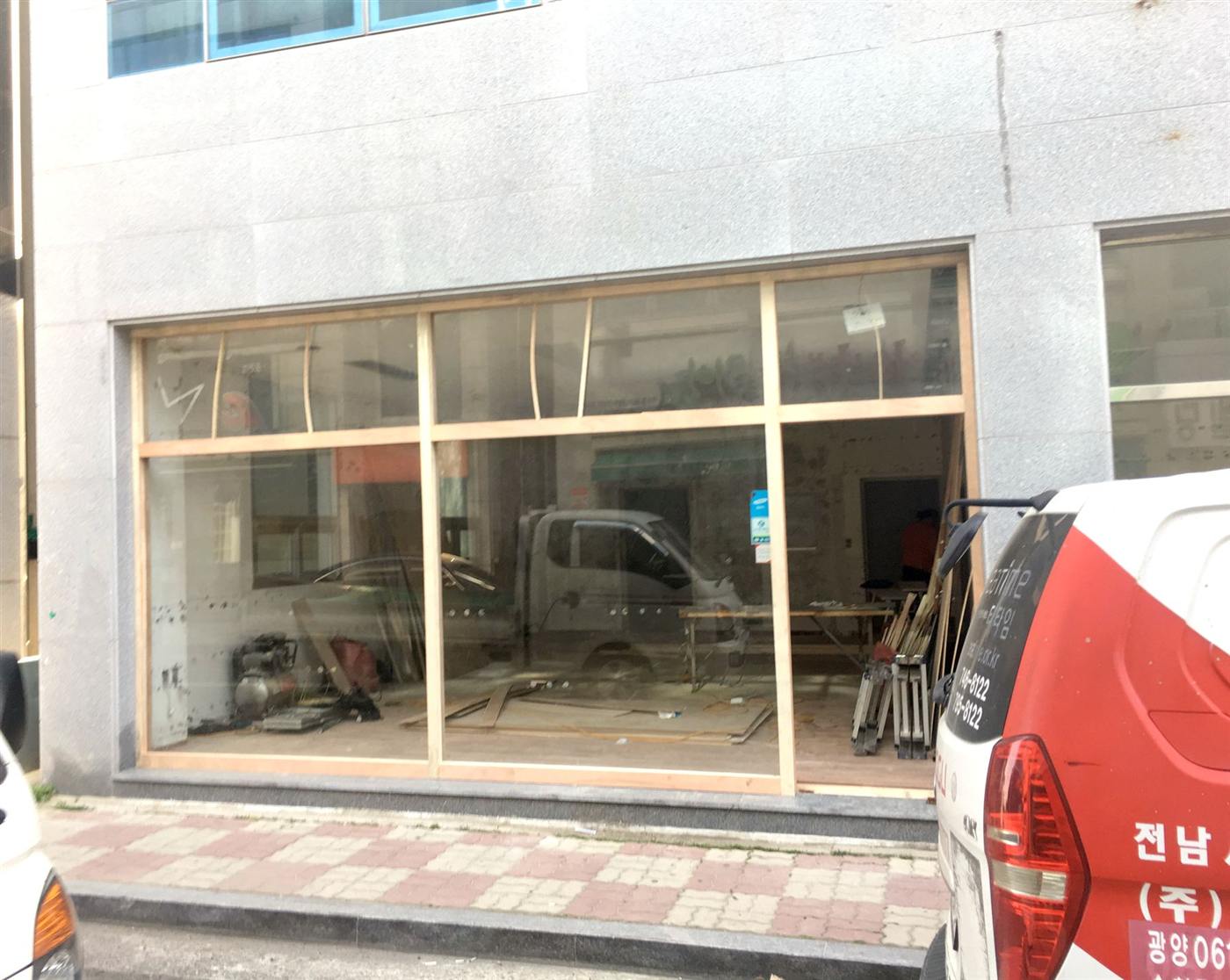 카페 정면 창호