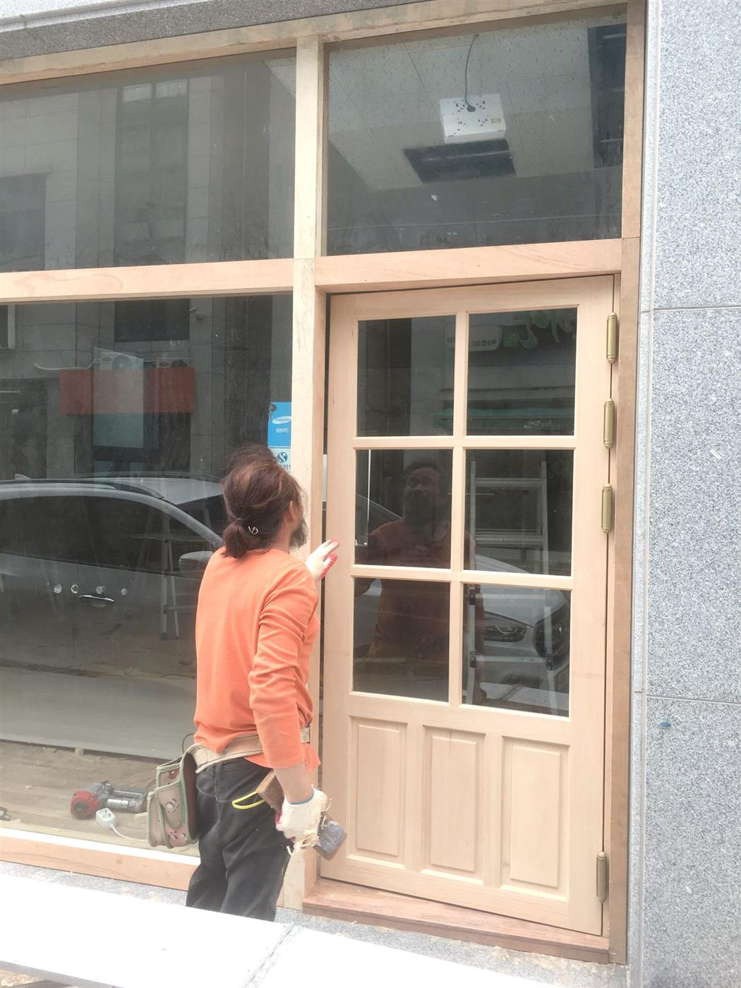 카페 원목 출입문