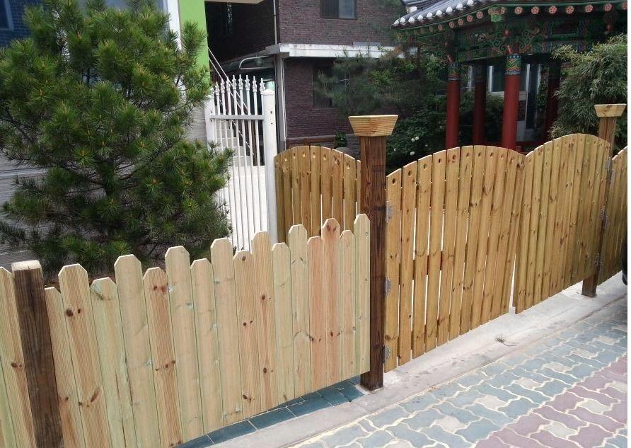 원목 울타리 대문